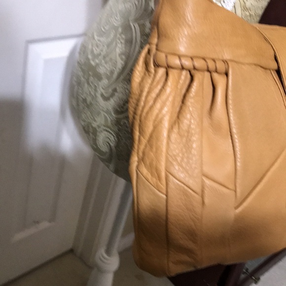 Avorio buttery smooth soft leather crossbody/shoulder bag. Made in Italy. - Picture 9 of 11